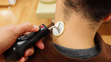 首の治療に超音波治療機器　志知接骨院